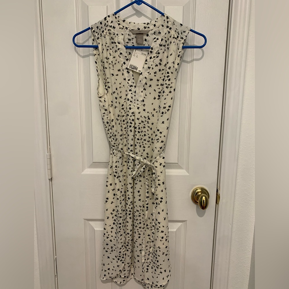 NWT H&M White & Black floral print with tie waste Size 4 (runs small)